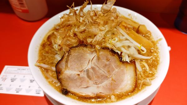 「マンモスラーメン・麺大盛(メンマ)￥1000」@泪橋 新橋店の写真
