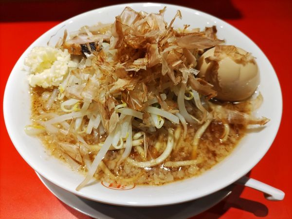 「マンモスラーメン・ニンニク少し+味玉」@泪橋 新橋店の写真