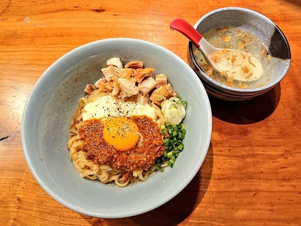 「バターチーズとデミミートの温玉ドリアまぜそば オニオンスープ」@ジンジャーヘッドバッドの写真