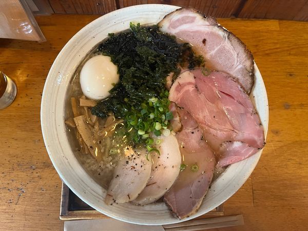 「雷鳥（煮干し背脂）＋味玉」@麺栞 みかさの写真