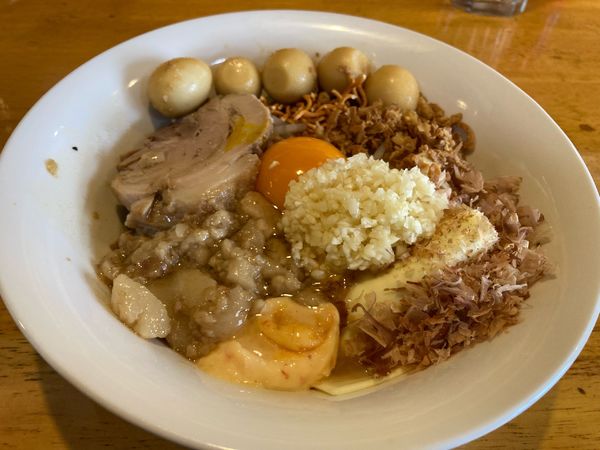 「まぜそば・味付きウズラ、ニンニク、アブラ」@三十郎 下館駅南店の写真