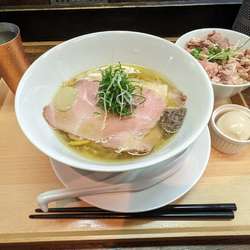 味玉焼豚塩蕎麦　肉飯