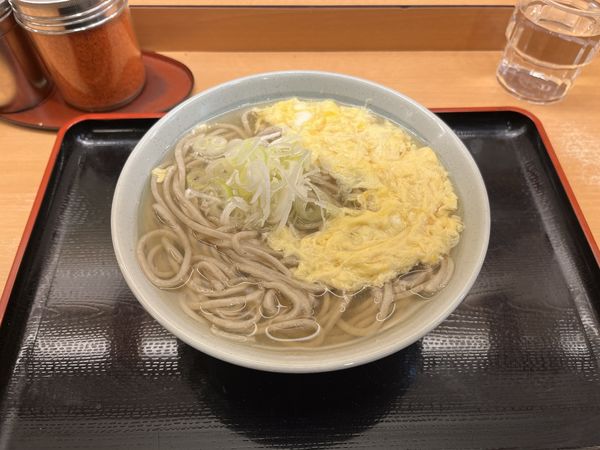 「玉子とじそば(関西出汁)450円」@かのや 新宿西口店の写真