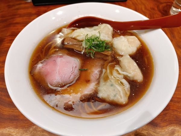 「ワンタン醤油そば1200円」@三馬路 東京店の写真