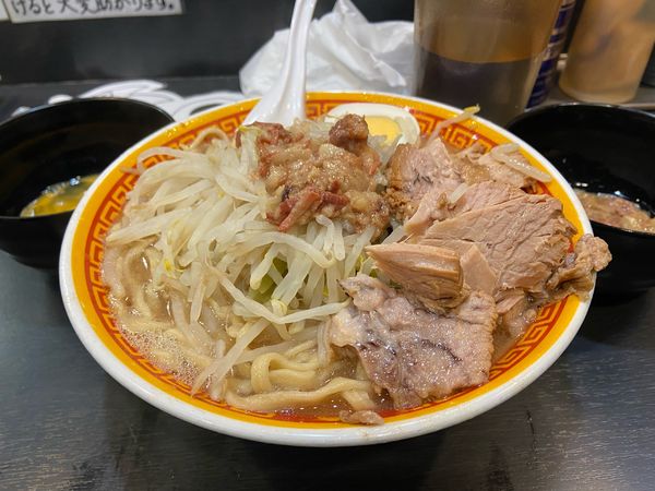 「ラーメン 豚2枚半玉子 980円 生卵 50円」@えどもんどの写真