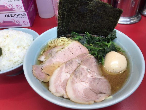 「特上ラーメン(濃いめ、多め)+無料ライス(大) 950円」@横浜ラーメン 武蔵家 大宮店の写真