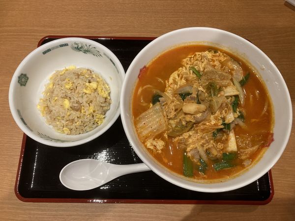 「チゲ味噌ラーメン半チャーハンセット 990円」@日高屋 方南町駅前店の写真
