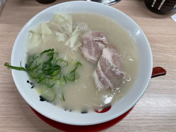 「ワンタンめん880円替え玉130円」@長浜ナンバーワン 東京大岡山店の写真