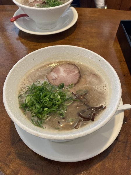 「豚骨醤油ラーメン　700円」@らー麺 愚かものであれの写真