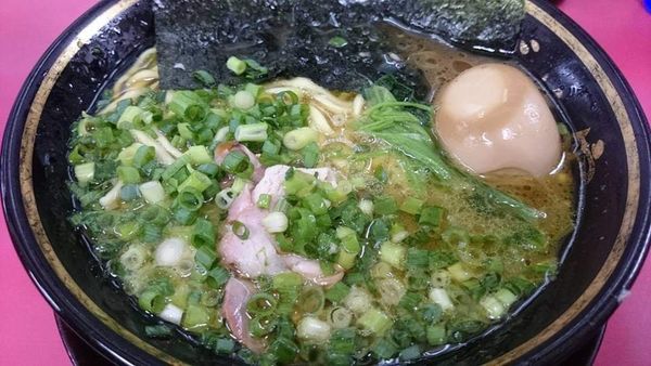 「万能ねぎ＋味玉拉麺」@はじめ家の写真