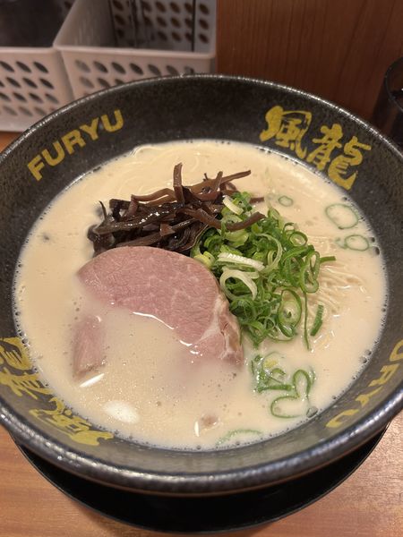 「豚骨ラーメン」@とんこつラーメン博多風龍 新宿東口店の写真