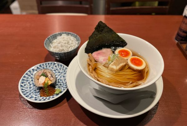 「津軽煮干し中華蕎麦（味玉入り）¥900」@酒肴場 屯の写真