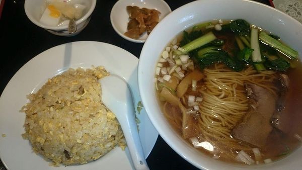 「拉麺＋半炒飯セット」@中華料理 銀河楼の写真