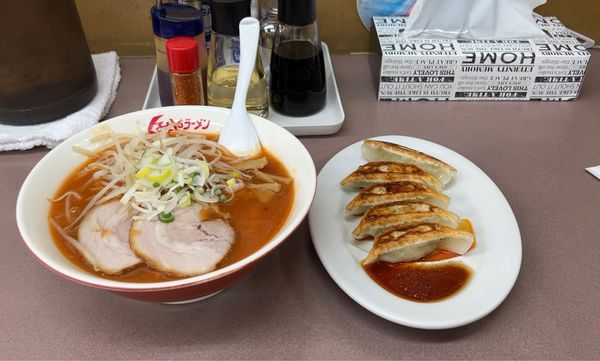「辛々ラーメン 餃子 ティッ」@くるまやラーメン おゆみ店の写真