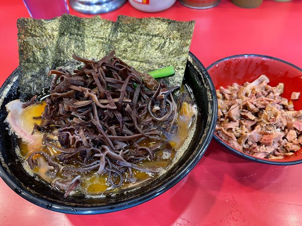 「中盛チャーシューメン＋きくらげ＋チャーシューまぶし」@家系総本山 ラーメン吉村家の写真