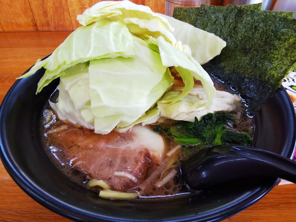 「とんこつ醤油ラーメン　※クーポンで５００円　＋キャベツ」@横浜ラーメン 萬年家の写真