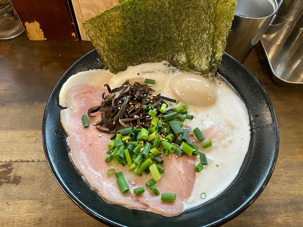 「特製豚骨ラーメン（バリカタ）1,000円と替え玉100円」@とんこつラーメン ぱるぷん亭 豚の写真