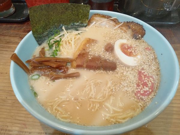 「とんこつ全部入りらあめん」@とんこつらあめん楽 仙台泉分店の写真