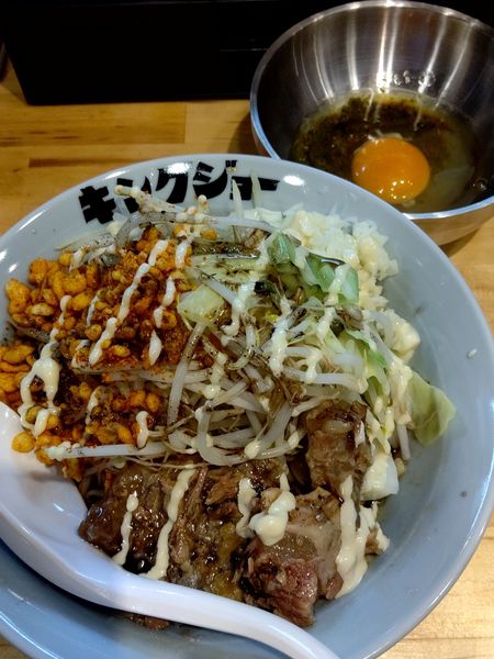 「まぜそば(小盛・野菜マシ、ヤワメ)　860円」@ラーメン キングジョーの写真