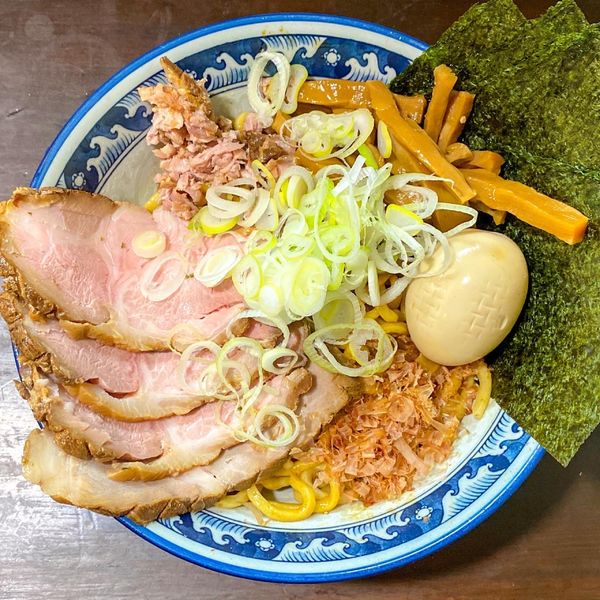 「油そば ¥930 全部のせ ¥460」@兎に角 松戸店の写真