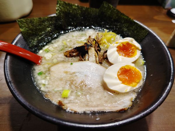 「ラーメン中８９０円」@らーめん岩本屋 富山呉羽本郷店の写真