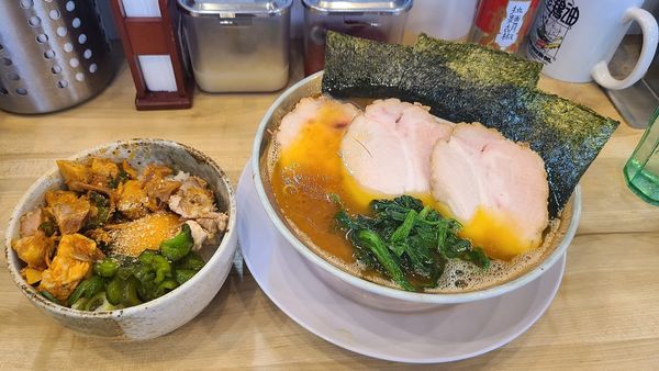 「ももチャーシューメン 中」@横浜ラーメン 裏武蔵家 西千葉本店の写真