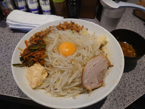 「MIX汁なし大  ニラキムチ  味付け油  野菜  ニンニク」@ラーメン宮郎の写真