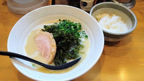 「鶏白湯 塩(バリ硬・濃いめ)+あおさ・半ライス(サービス)」@麺場 鶏源 TORIGEN 黄金町店の写真