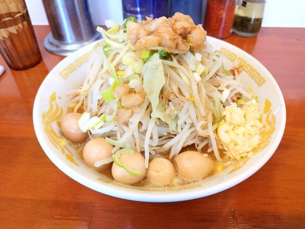 「ラーメン(並)900円＋うずら100円」@それいけ！たかちゃんラーメンの写真