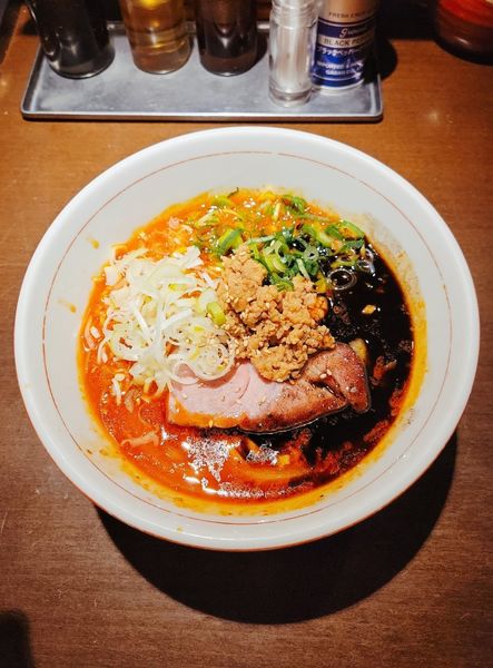 「【期間限定】辛味噌らぁ麺+釜焼きチャーシュー1枚」@麺や 虎徹の写真