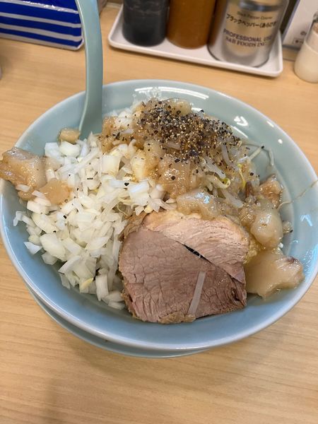 「汁なし　有料トッピングタマネギ」@麺屋 顎で喰らえの写真