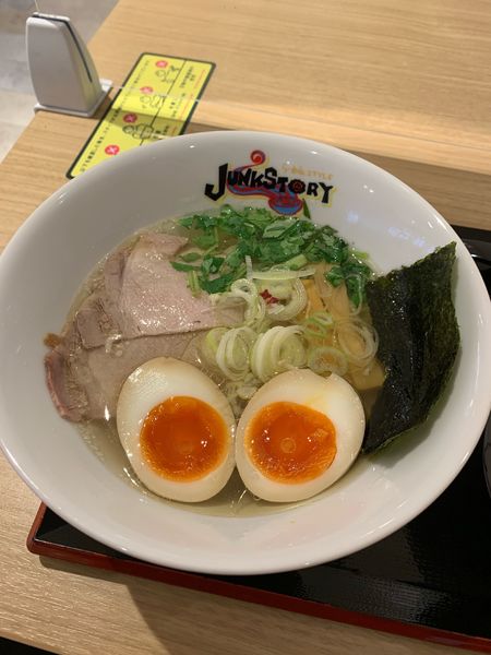 「塩のキラメキ＋味玉」@らーめんSTYLE JUNK STORY 阪急三番街店の写真