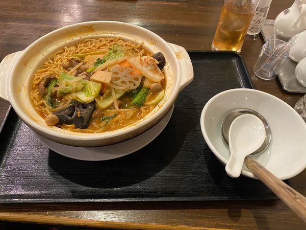 「しびれる辛さの四川麻辣牛肉土鍋麺1,150円」@上海モダン 大船店の写真