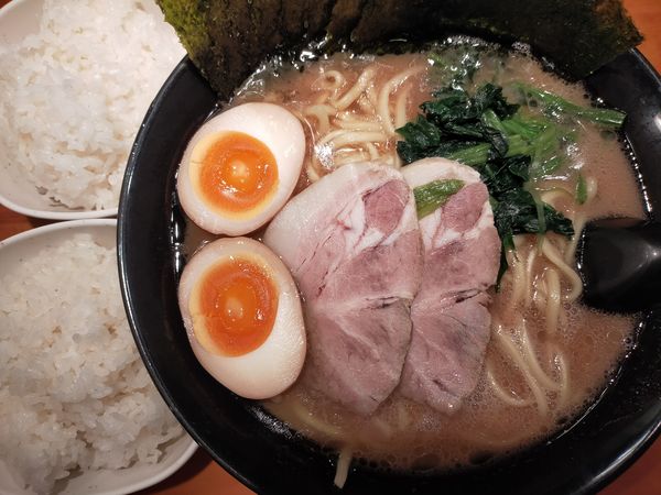 「絶の味ラーメン650円大盛+味玉+のり+ライス×2 250円」@絶の味の写真