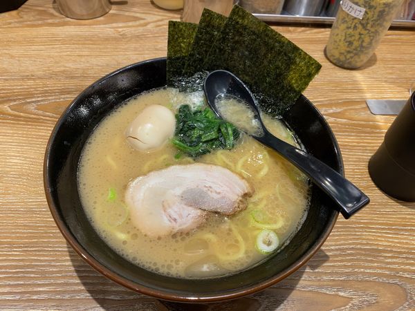 「塩味玉ラーメン 900円」@横浜家系ラーメン 銀家 川崎銀柳街店の写真