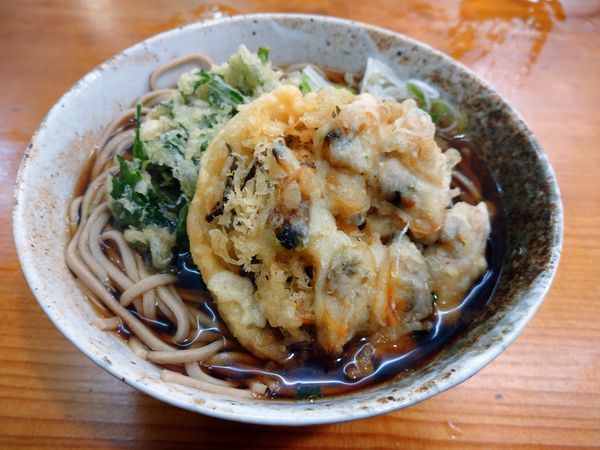 「アサリかき揚げ＋しゅん菊天（590円）」@二葉の写真