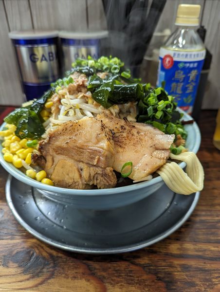 「【限定】塩バターコーンラーメン+麺増し+穂先わかめ」@麺でる 川崎店の写真