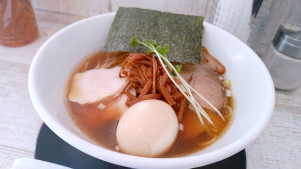 「醤油らーめん・大盛・特製 ￥1,080」@らーめん 羊と狼の写真