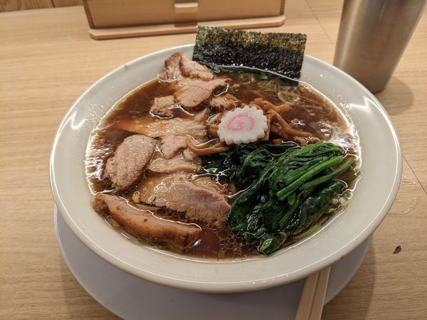 「醤油ラーメン（半チャーシュー・ホウレン草）」@長岡食堂 東京ラーメン横丁店の写真