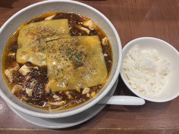 「炙りチーズ麻婆麺　小ライス」@SHIBIRE NOODLES 蝋燭屋 表参道ヒルズ店の写真