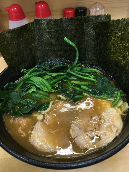 「三亀ハーフラーメン　ほうれん草」@ラーメン 三亀の写真