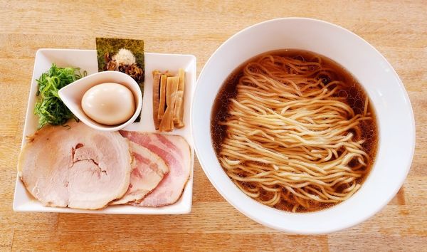 「醤油ラーメン全部のせ」@湖麺屋 Reel Cafeの写真