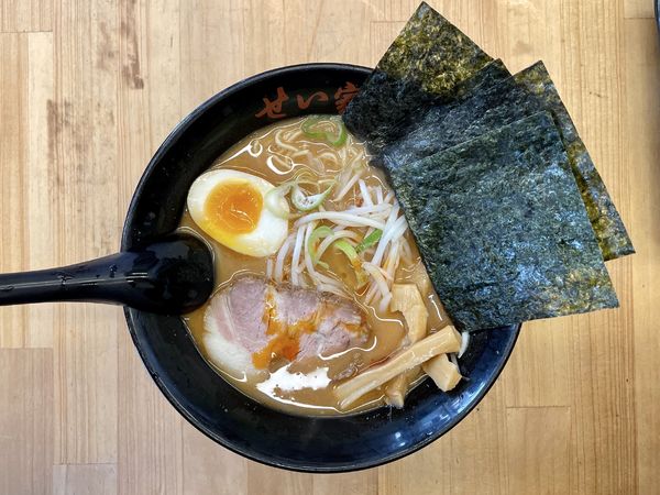「キリンラガー＋肉汁餃子＋唐揚げ→味噌らーめん細麺＋海苔＋替玉」@せい家 三鷹店の写真
