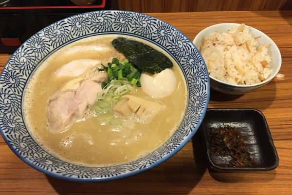 「特選濃厚鶏塩そば＋ランチサービス帆立ごはん」@麺屋 樹真の写真