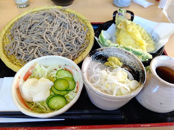 「Aランチ(十割そば200g＋天ぷら＋野菜サラダ)900円」@十勝そば つち家の写真