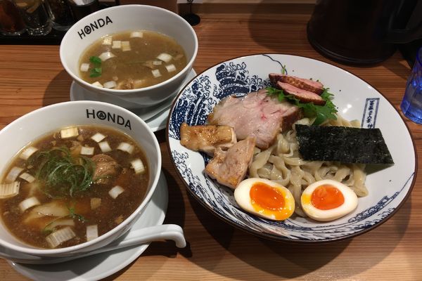 「つけめん特上（醤油）＋おかわりつけスープ（塩）」@本田麺業 神田西口駅前店の写真