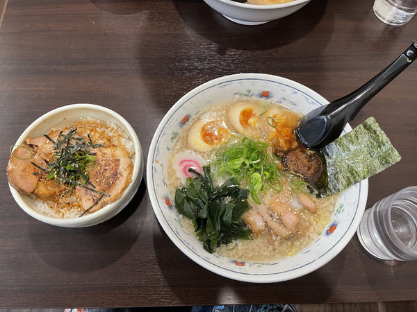 「背脂煮干ラーメン＋背脂多め＋味玉＋チャーシュー丼」@ラーメン・ぶーけの写真