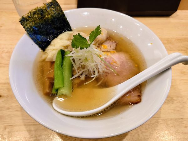 「海老と鯛煮干しと地鶏中華蕎麦 〜海老豚雲呑のせ〜」@いのちノ中華そば 龍ノ谷の写真