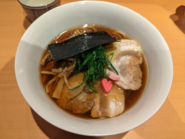 「醤油らぁ麺1000円」@らぁ麺 恋泥棒の写真