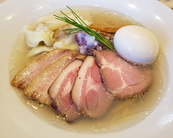 「特製 中華蕎麦〈塩〉ワンタン 2コ」@宍道湖しじみ中華蕎麦 琥珀 東京本店の写真